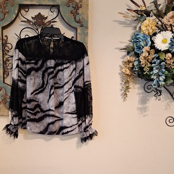 White House Black Market Zebra Print Lace Blouse. NWOT Size XXS - Picture 3 of 7